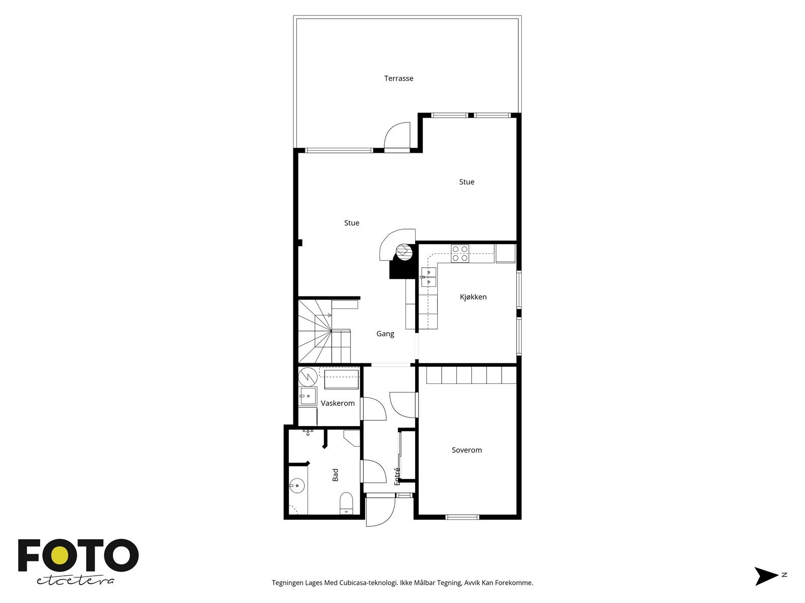 Første etasje inkluderer stue med peis, kjøkken med integrerte hvitevarer, samt tilgang til terrasse. Galleribilde
