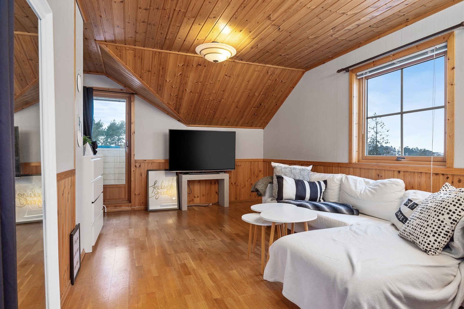 Stort rom som i dag benyttes som soverom. Kan også bruke som loftstue. Her finnes også muligheter for å dele av rommet. Galleribilde