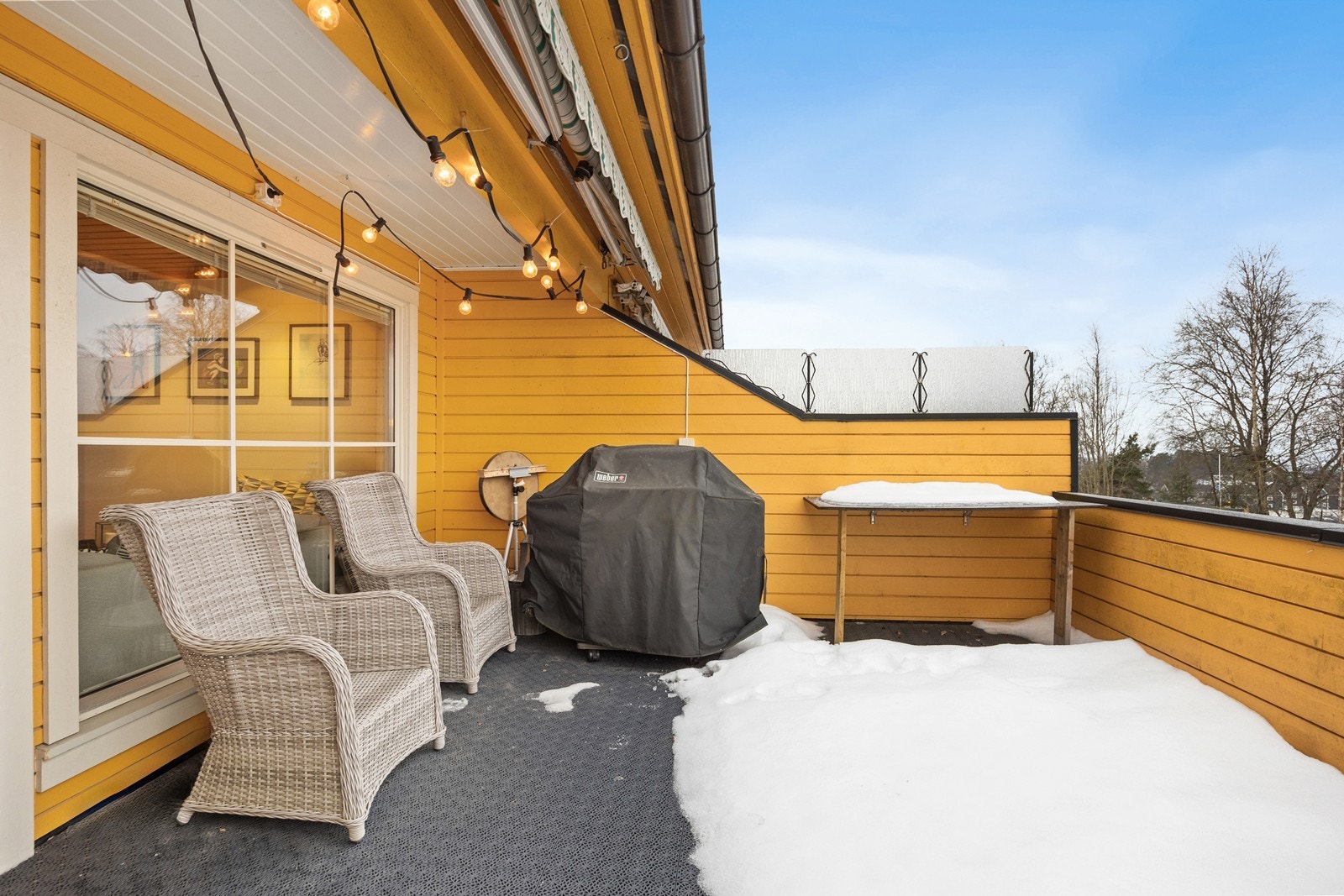 Verandaen på 25 m² har plastheller på gulvet. Gode solforhold. Motorisert markise for solskjerming. Galleribilde