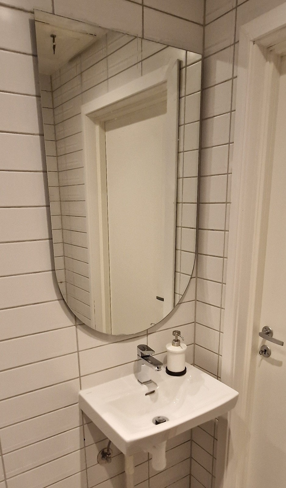 Servant med speil over. Galleribilde