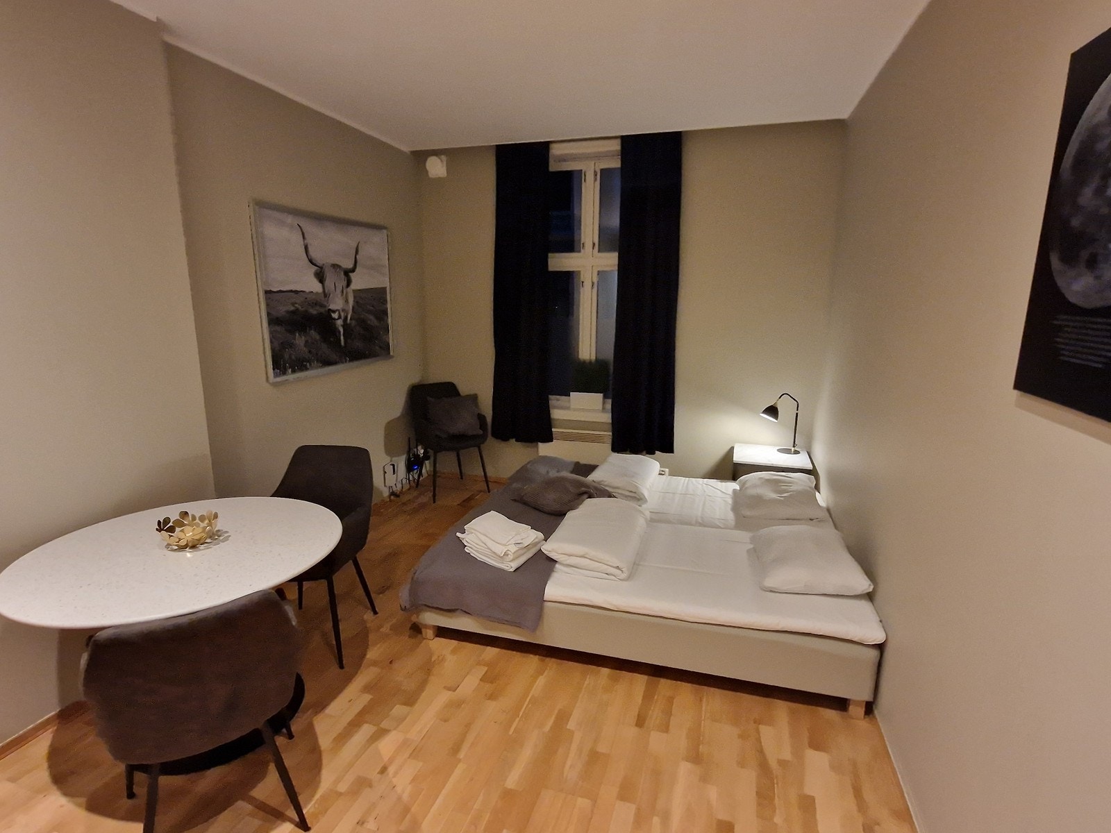 Stor 1-roms med plass til stor bedsofa og mindre spisebord. Galleribilde