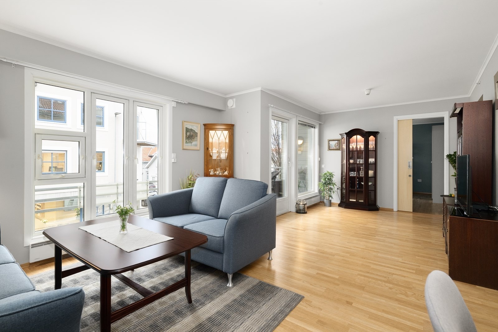 Leiligheten har gode rom med pene overflater, hovedsakelig bestående av parkett på gulv og vegger malt i delikate og tidsriktige farger. Galleribilde