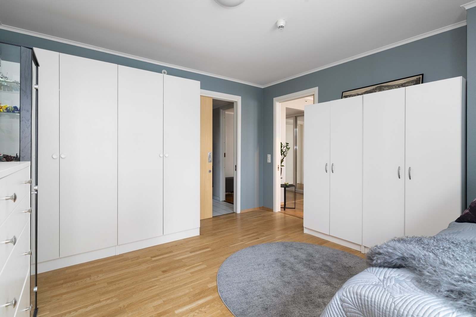 Soverommet har godt med garderobeskap, med rikelig plass for klesoppbevaring. Rommet har enkel adkomst direkte til badet via skyvedør. Galleribilde