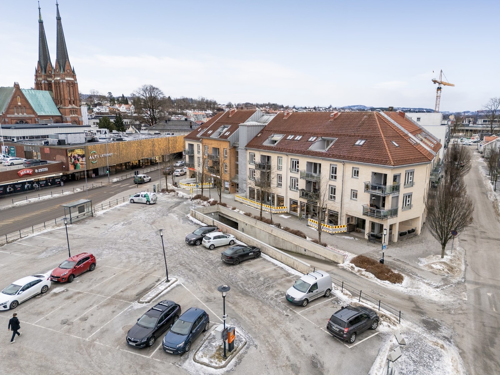 Rett i nærheten ligger Lietorvet med dagligvareforretning og diverse butikker, samt apotek og kafé. Galleribilde