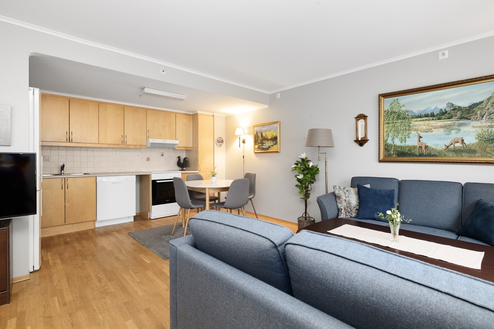 I stuen er det plass til både sofagruppe og spisestue. Galleribilde