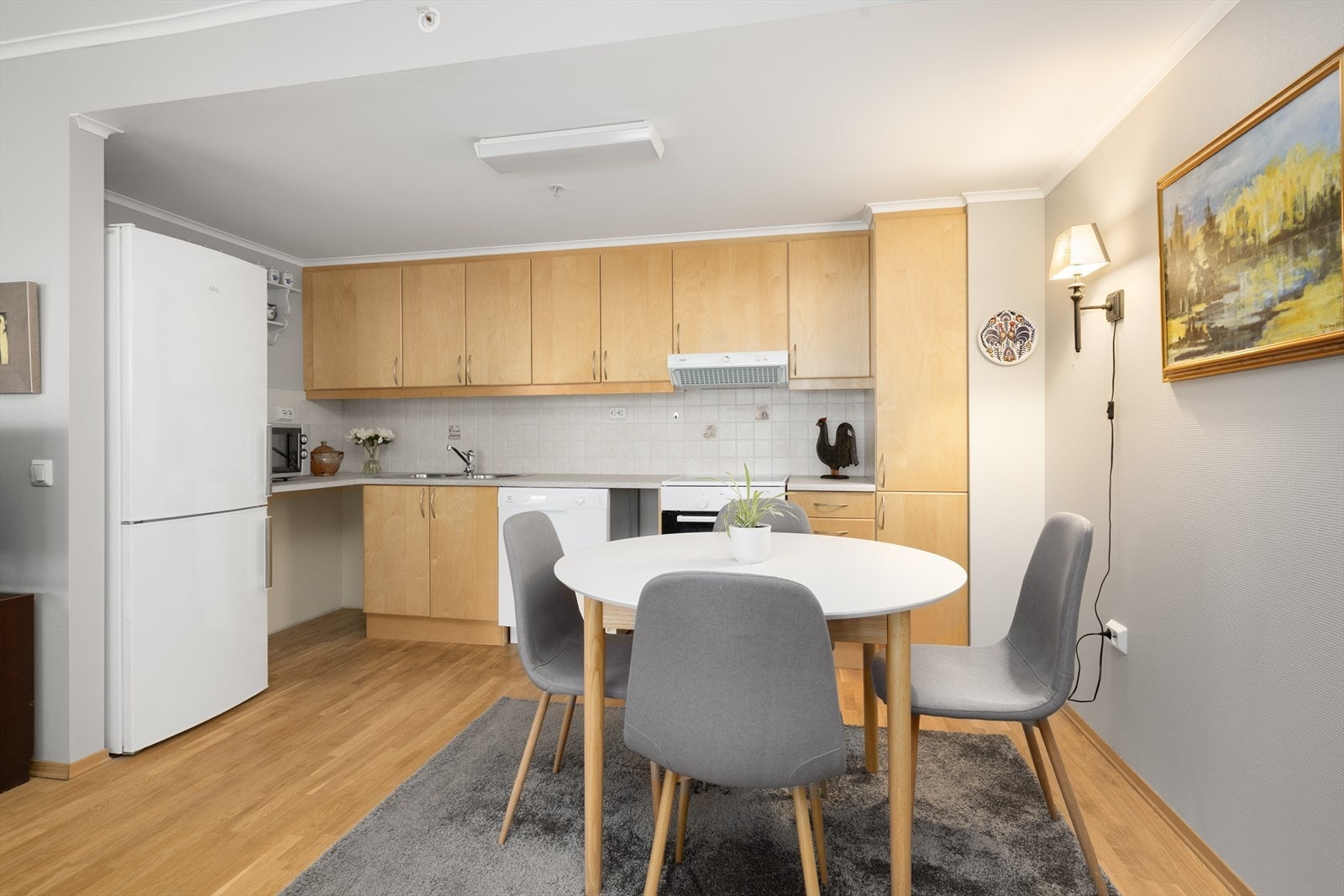 Kjøkkenet har god skapplass i innredning med slette fronter, benkeplaten er av i laminat med flis over. Galleribilde