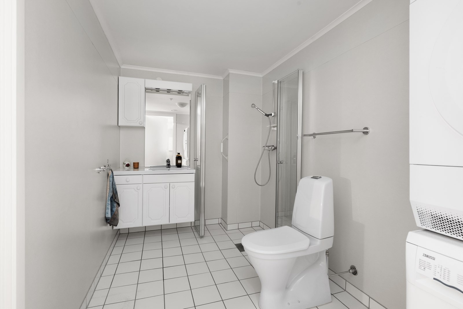 Badet er innredet med toalett og servantinnredning med skap, skuff, speil og lys. Dusjnisje med vegger i herdet glass, byttet i 2021. Det er opplegg for vaskemaskin. Galleribilde