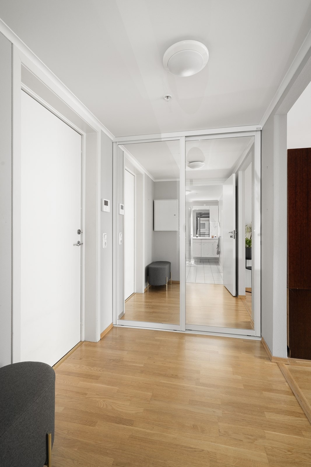 Hyggelig entré som ønsker velkommen inn, med god plass til å sette fra seg sko og henge fra seg yttertøy i skyvedørsgarderobe i 2021. Galleribilde