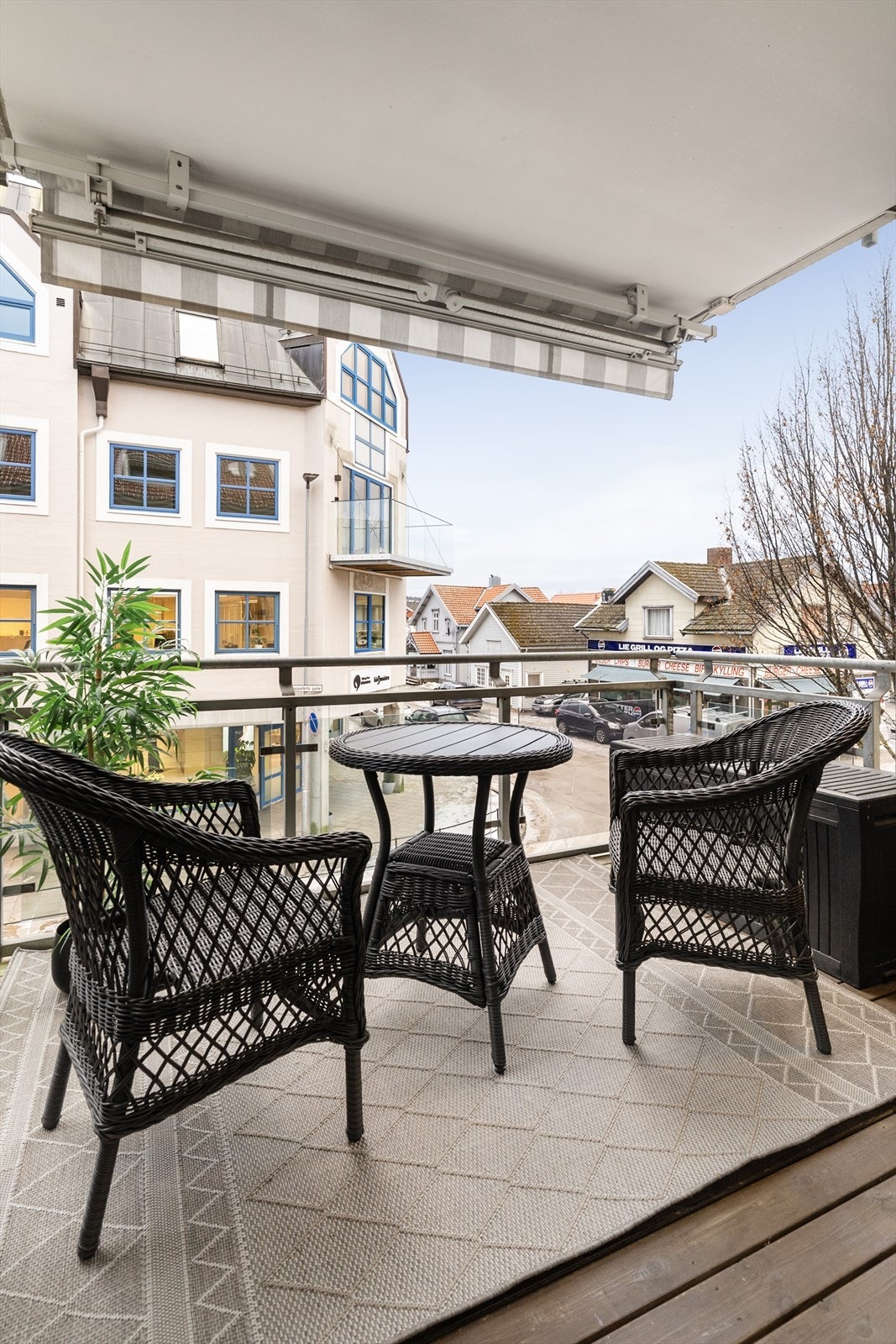 Fra stuen er det utgang til en solrik, overbygget balkong på 6 m2 med plass til utemøbler. Galleribilde