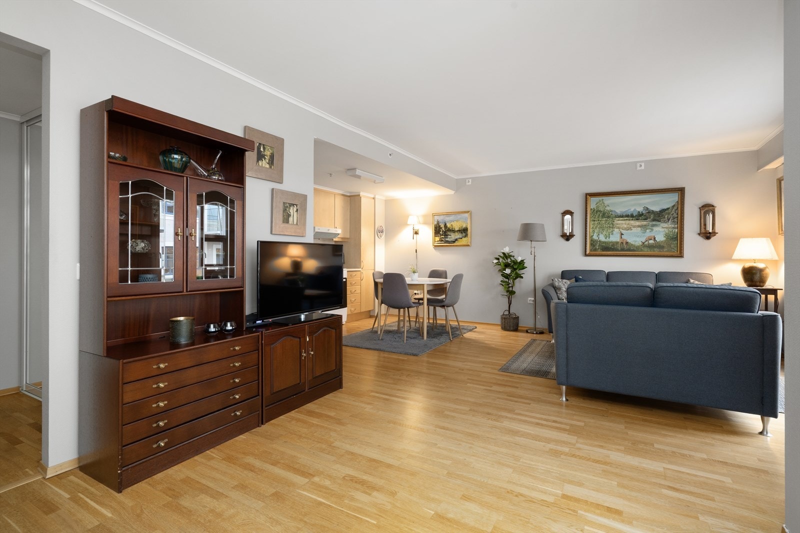 Kjøkkenet har opplegg for oppvaskmaskin og over stekesone er det ventilator med avtrekk ut. Komfyr og oppvaskmaskin kan medfølge ved salg om ønskelig. Galleribilde