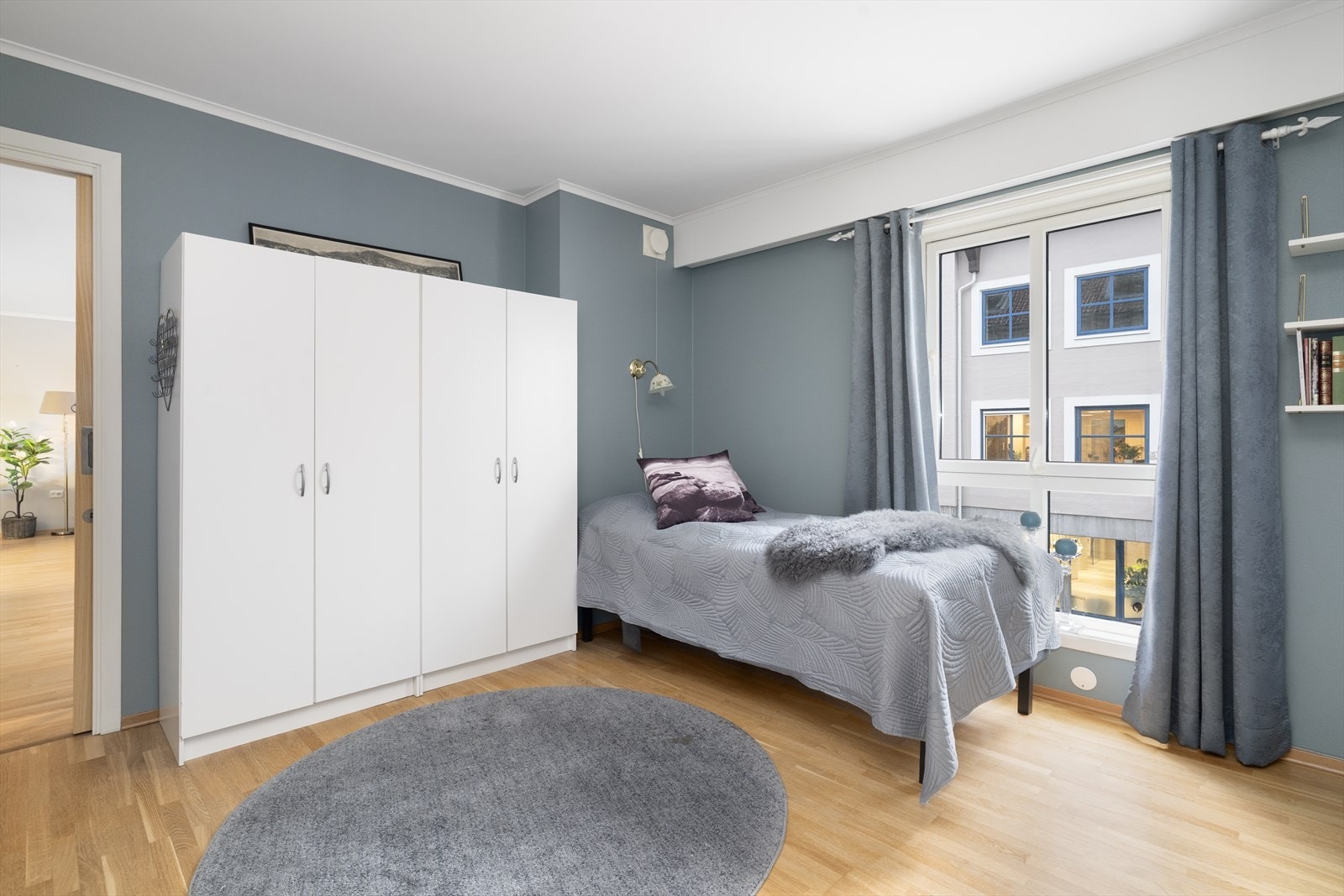 Romslig soverom med god plass for seng og annen soveromsmøblement. Galleribilde