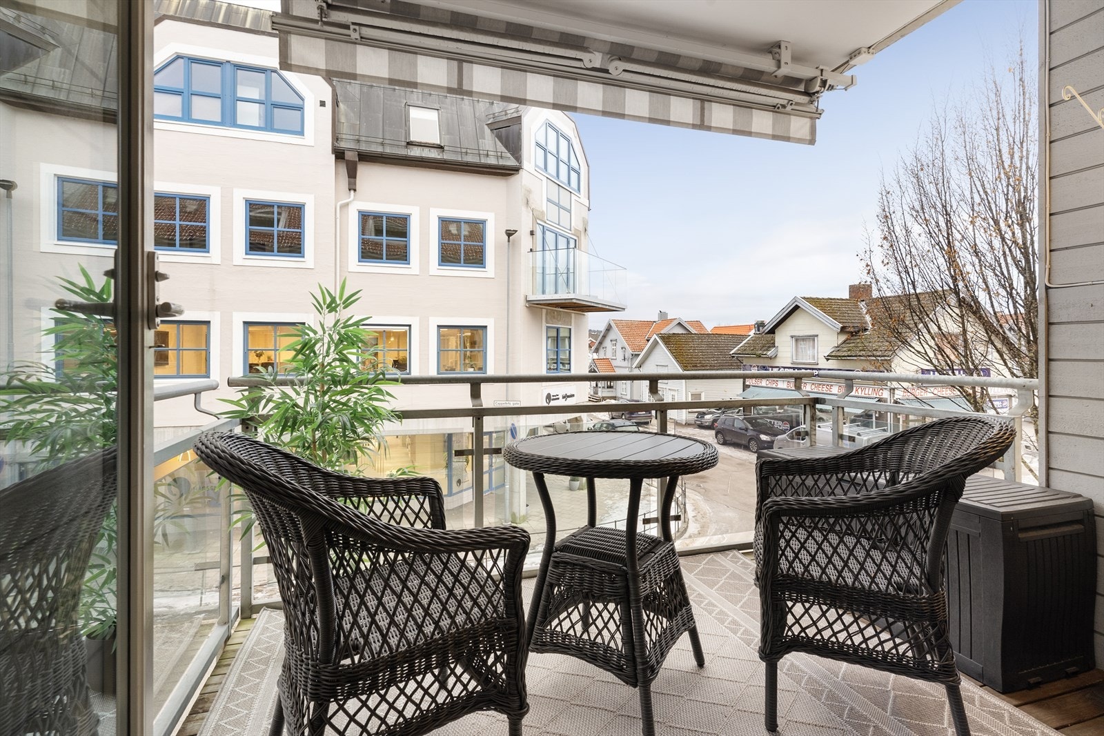 Cappelens gate 10 har en attraktiv og sentral beliggenhet i Lie Kultur- og Aktivitetssenter, som blant annet kan tilby åpen kafé, konserter, diverse kurs og klubber. Galleribilde