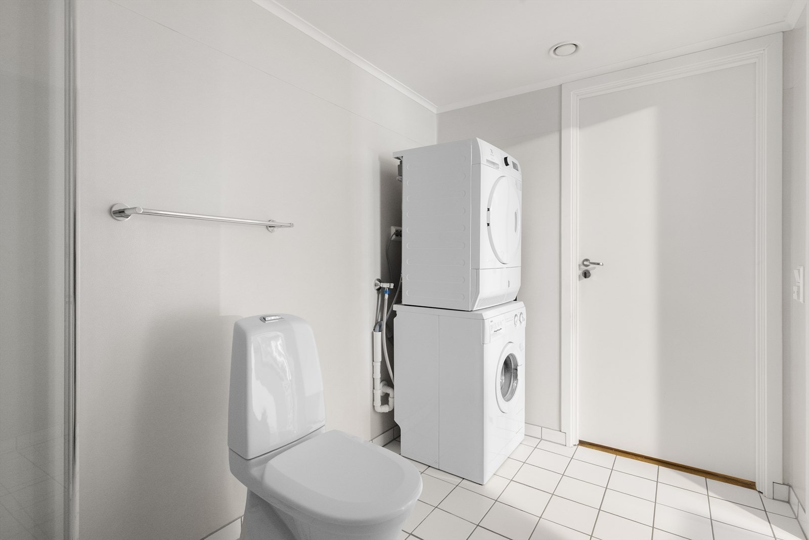 Badet har fliser med varmekabler på gulv og tapet på vegger. Galleribilde