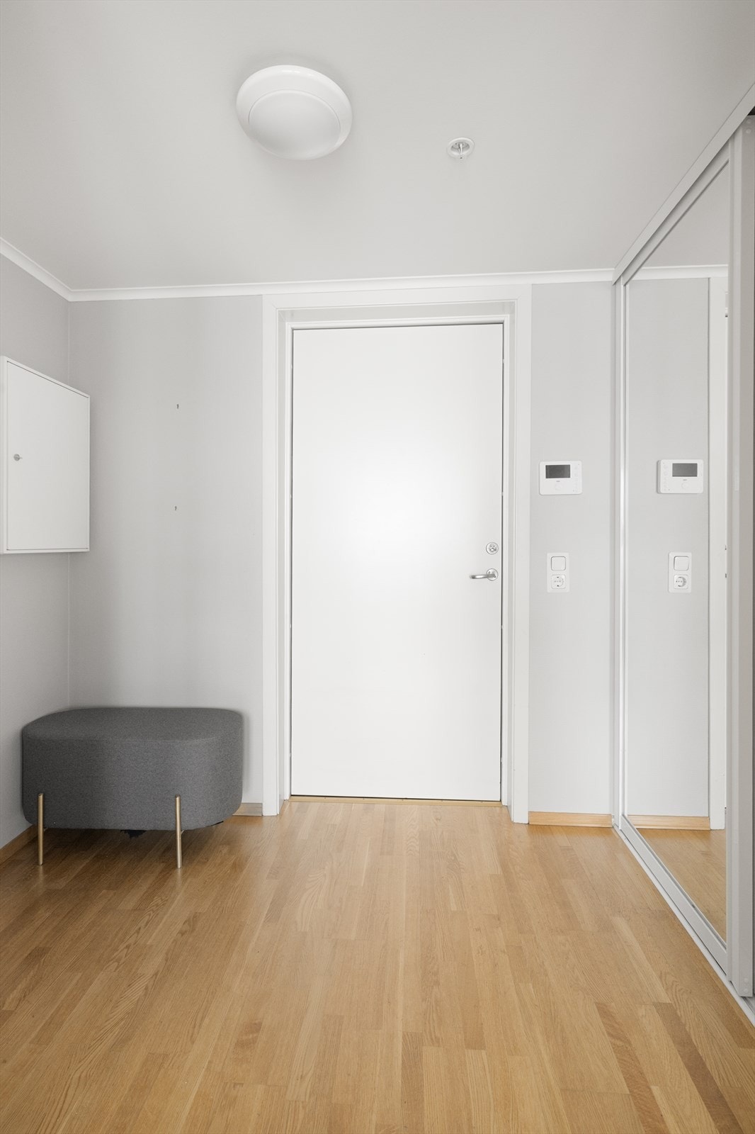 I entre er det montert dørtelefon for enkelt å kunne slippe besøkende inn. Galleribilde