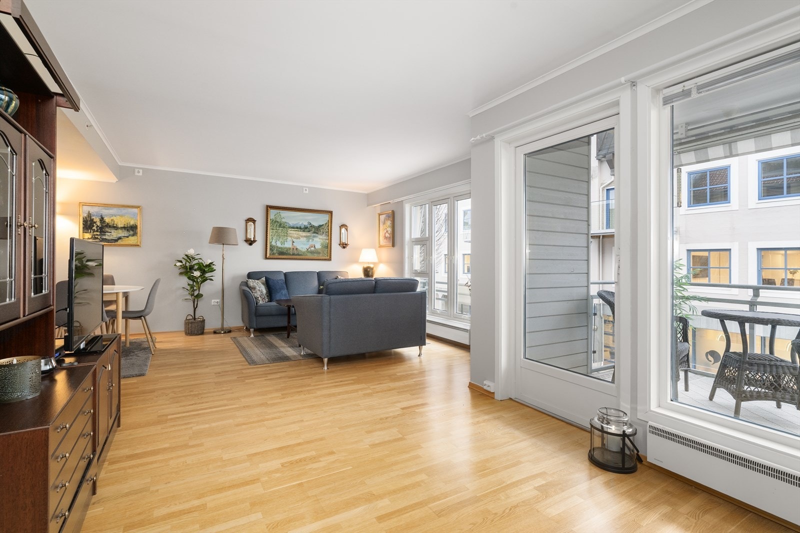 Hyggelig, lettstelt seniorleilighet med meget sentral beliggenhet på Lie. Leiligheten ligger lunt og fint til i 2. etasje og innehar en god planløsning og fin balkong. Galleribilde