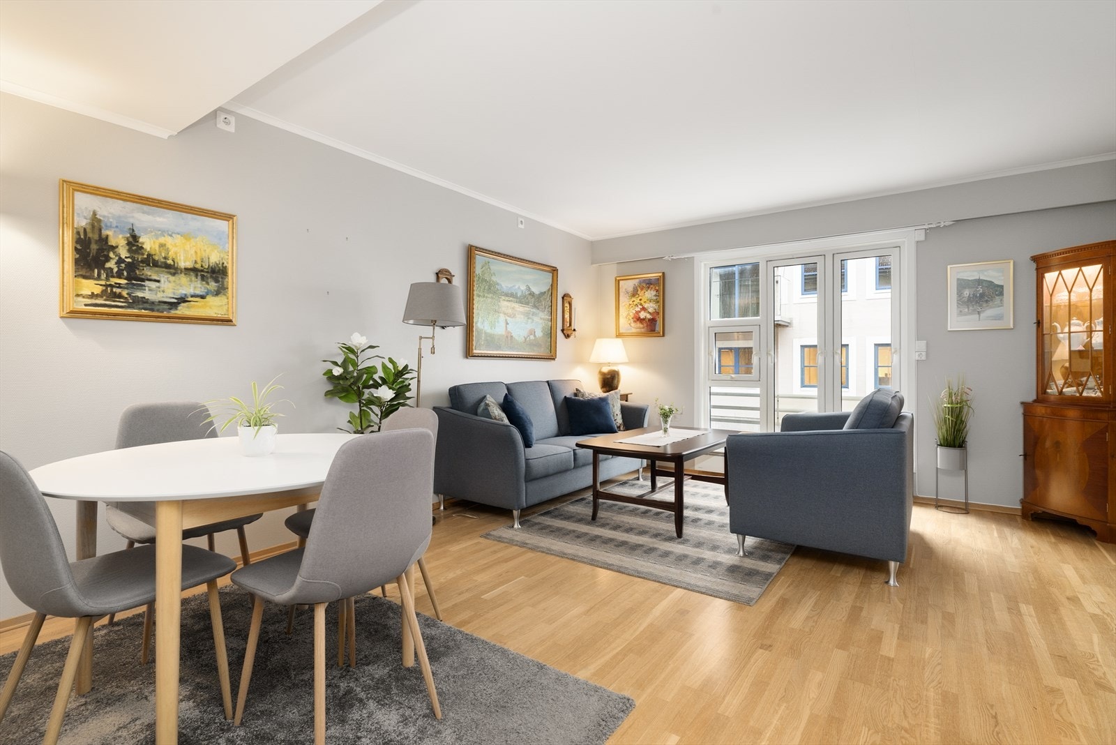 Leiligheten har en lys og fin stue med åpen løsning mot kjøkken. Galleribilde