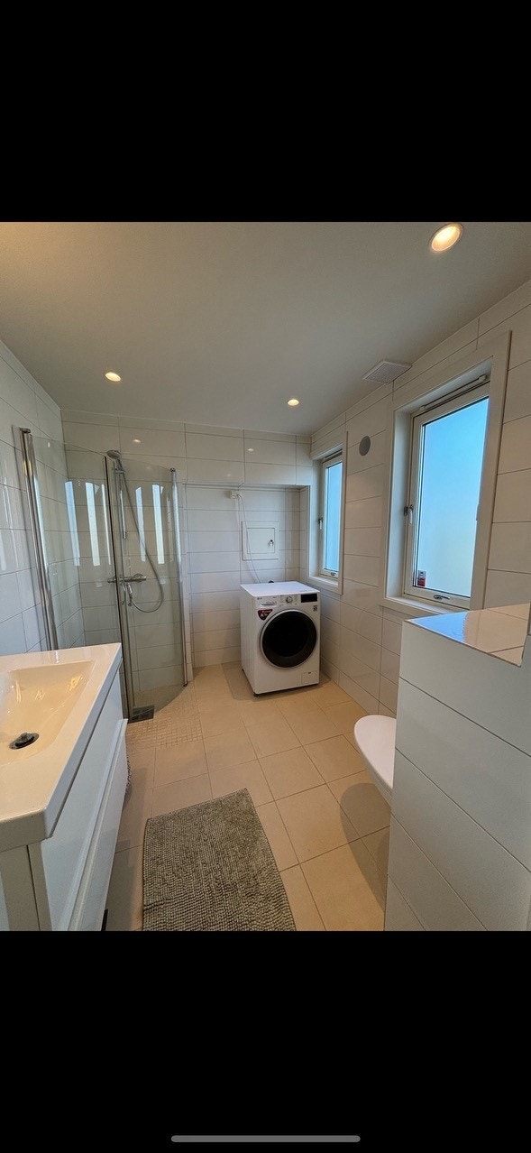 Pent, flislagt bad Galleribilde