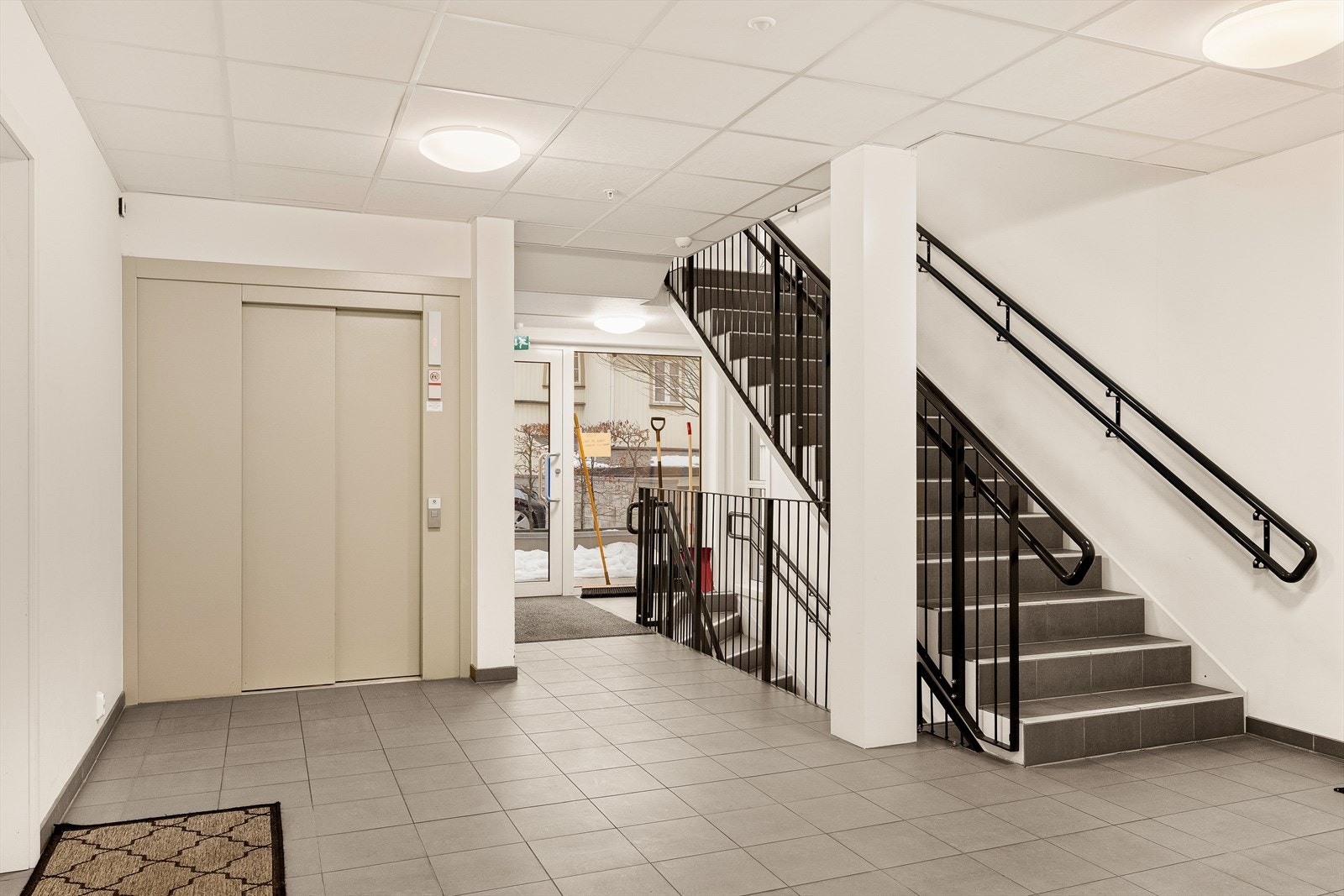 Pene fellesarealer. Heis og trappe-adkomst mellom alle etasjene. Galleribilde