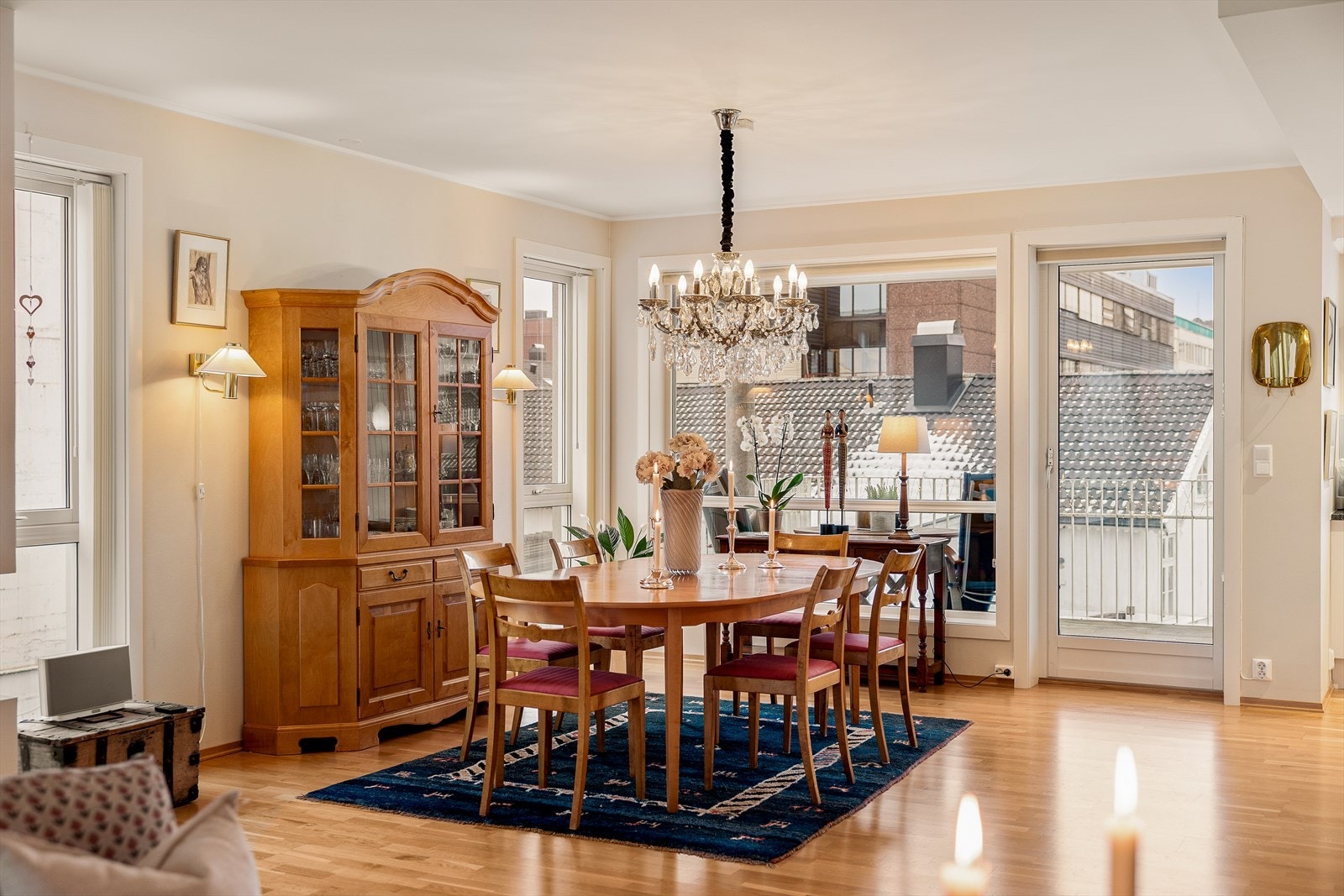 God plass til langbord og skjenk i spisestuen Galleribilde