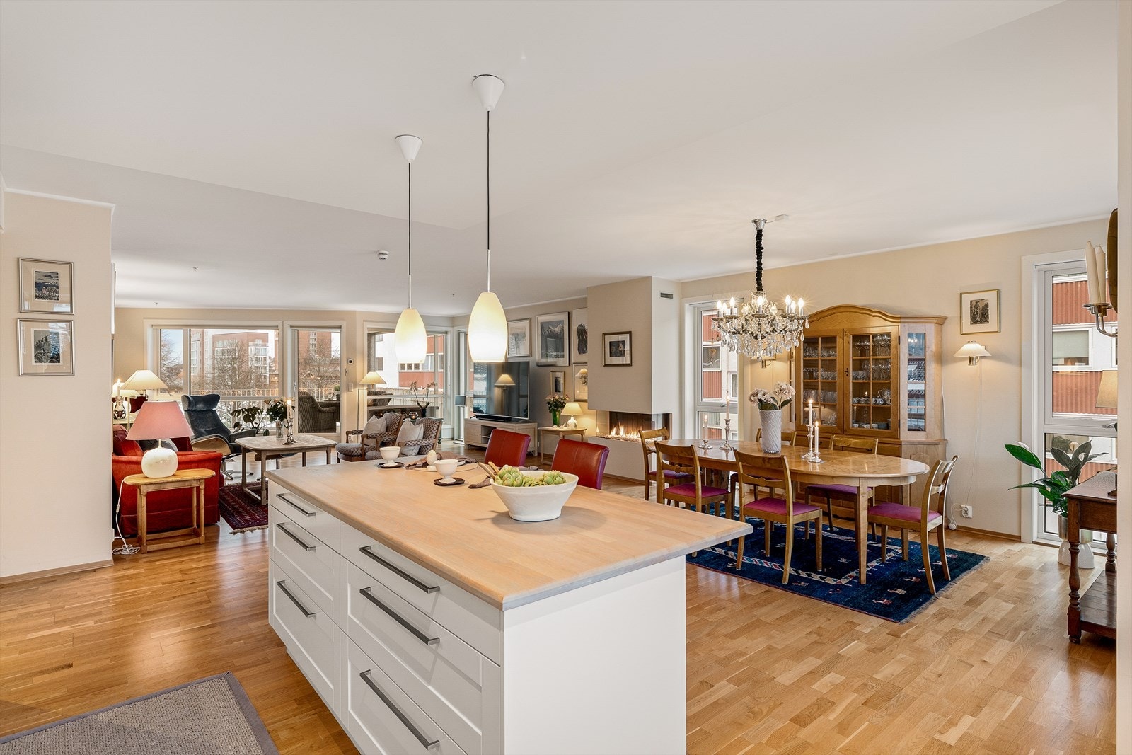 Pen og praktisk øy med heltre benkeplate og skuffseksjon. Galleribilde