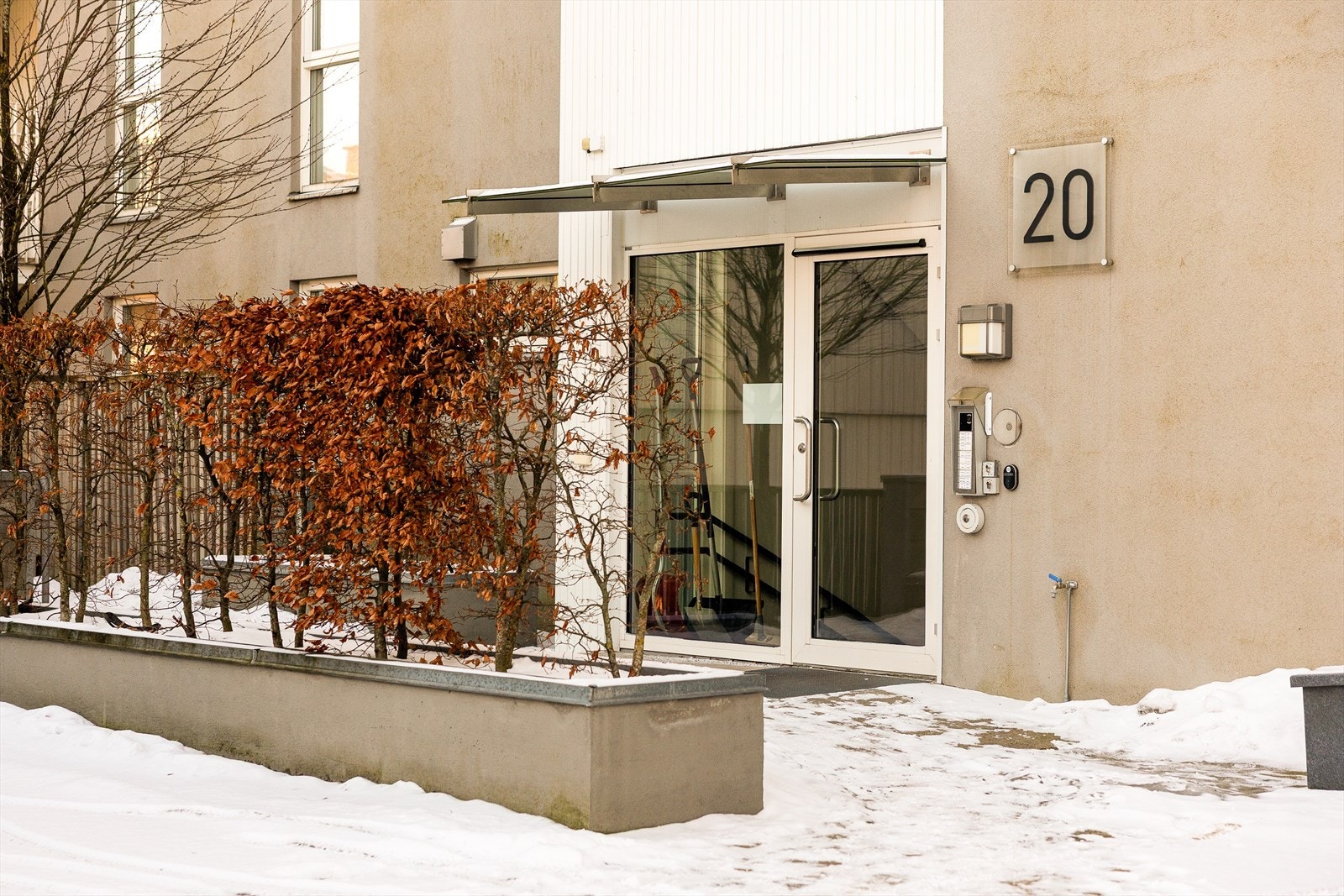 Felles inngangsparti. Dørcalling m/foto Galleribilde