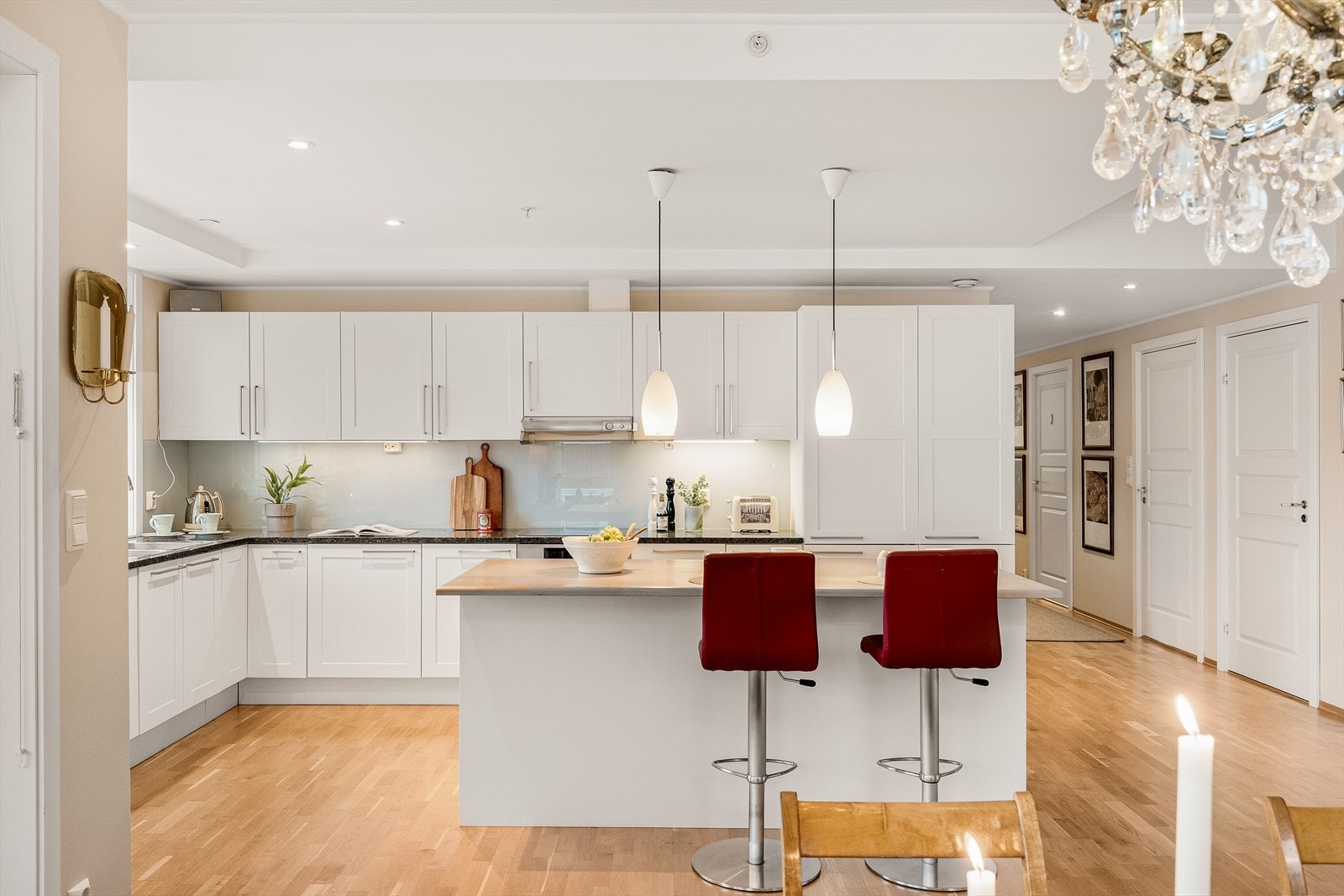 Integrert platetopp, komfyr, oppvaskmaskin og kjøl/fryseskap. Downlights på kjøkkenet og i deler av gangen. Galleribilde