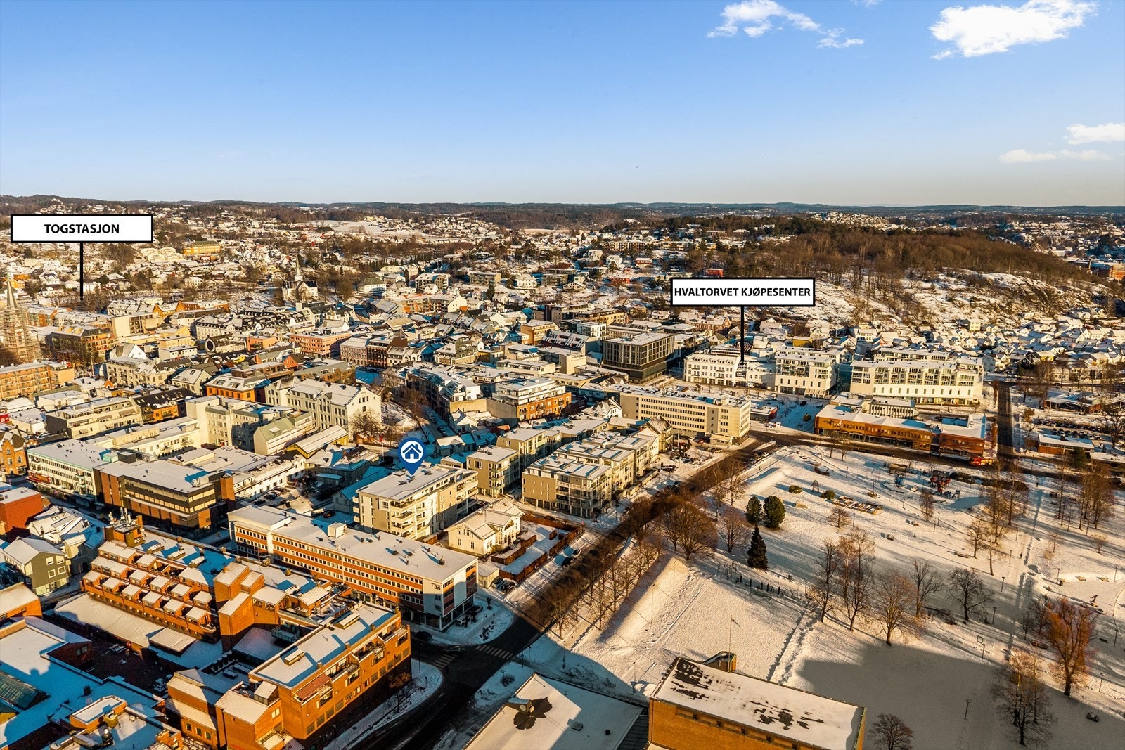 Alle sentrumsfasiliteter rett på utsiden av døren. I umiddelbar nærhet har man også Rådhuset med bibliotek og Hjertnes kulturhus med både kino og et bredt utvalg av kulturelle innslag. Galleribilde