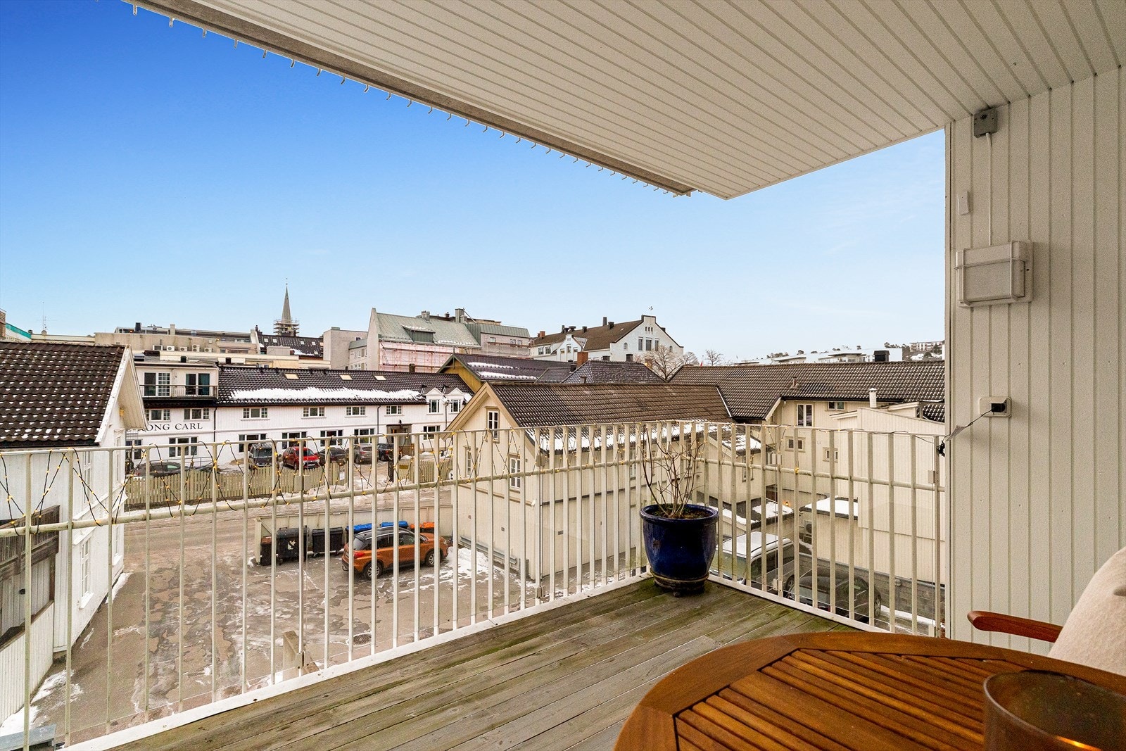 2 solrike, romslige, usjenerte og overbygde verandaer m/hyggelig utsikt! Montert glass på rekkverkene til begge verandaene Galleribilde