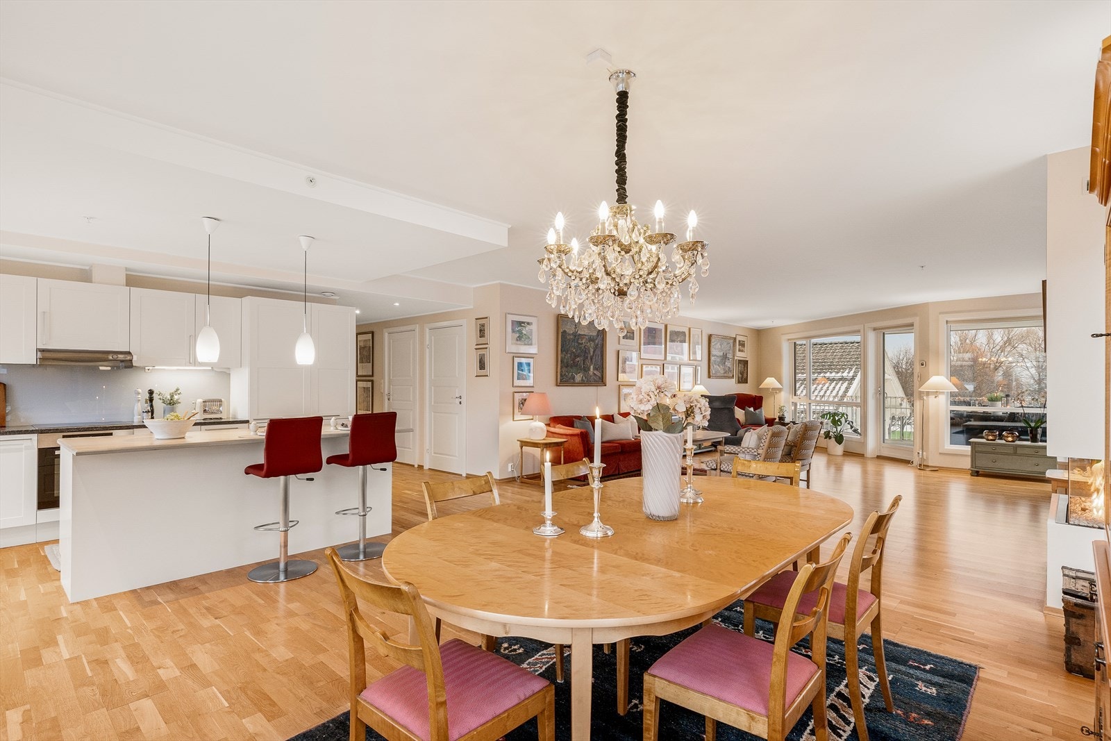 God takhøyde og store vindusflater gjør den store leiligheten lys og trivelig Galleribilde