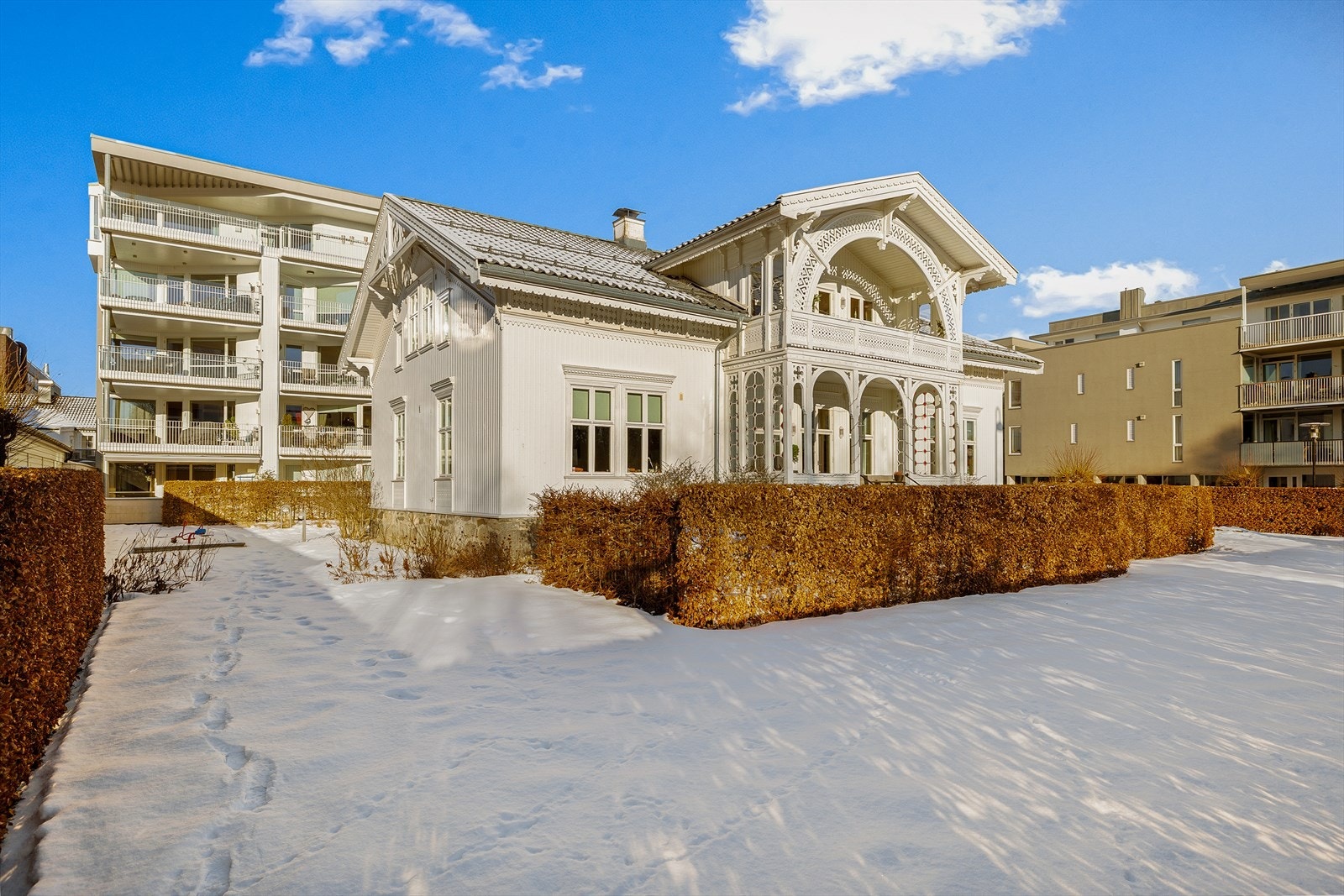 Felleseiet tomt i sameiet på 2 338 kvm som er parkmessig opparbeidet og meget innbydende. Særdeles vakkert og skjærmet haveanlegg Galleribilde