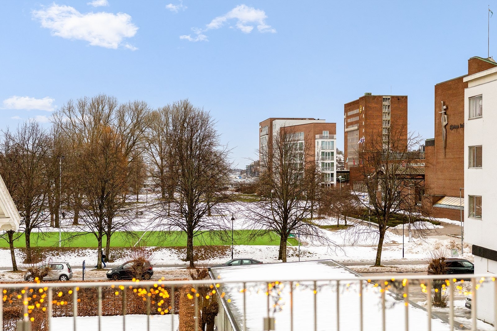 Tilbaketrukket fra trafikk og med tilgang til et privat, inngjerdet og skjermet haveanlegg Galleribilde