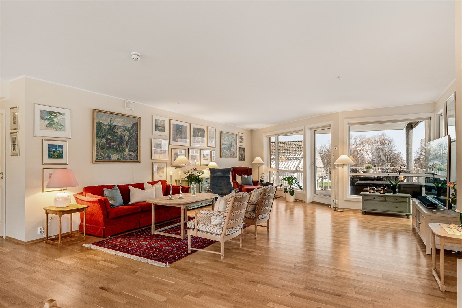 Stor og lys stue på ca 75 kvm. Ingen innsyn Galleribilde