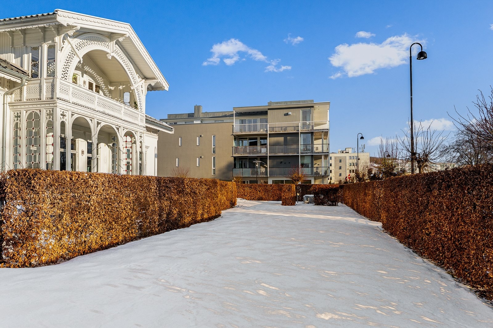 Fellesareal. Vedlikehold av fellesarealer, plenklipping, snømåking og strøing, vaktmestertjenester er inkludert i felleskostnadene. Galleribilde