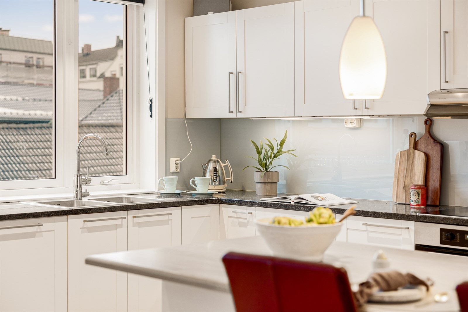 Kjøkkenet ble oppgradert i 2021 med nye benkeplater (Larvikitt og heltre), komfyr, platetopp, glassplate og ventilator Galleribilde