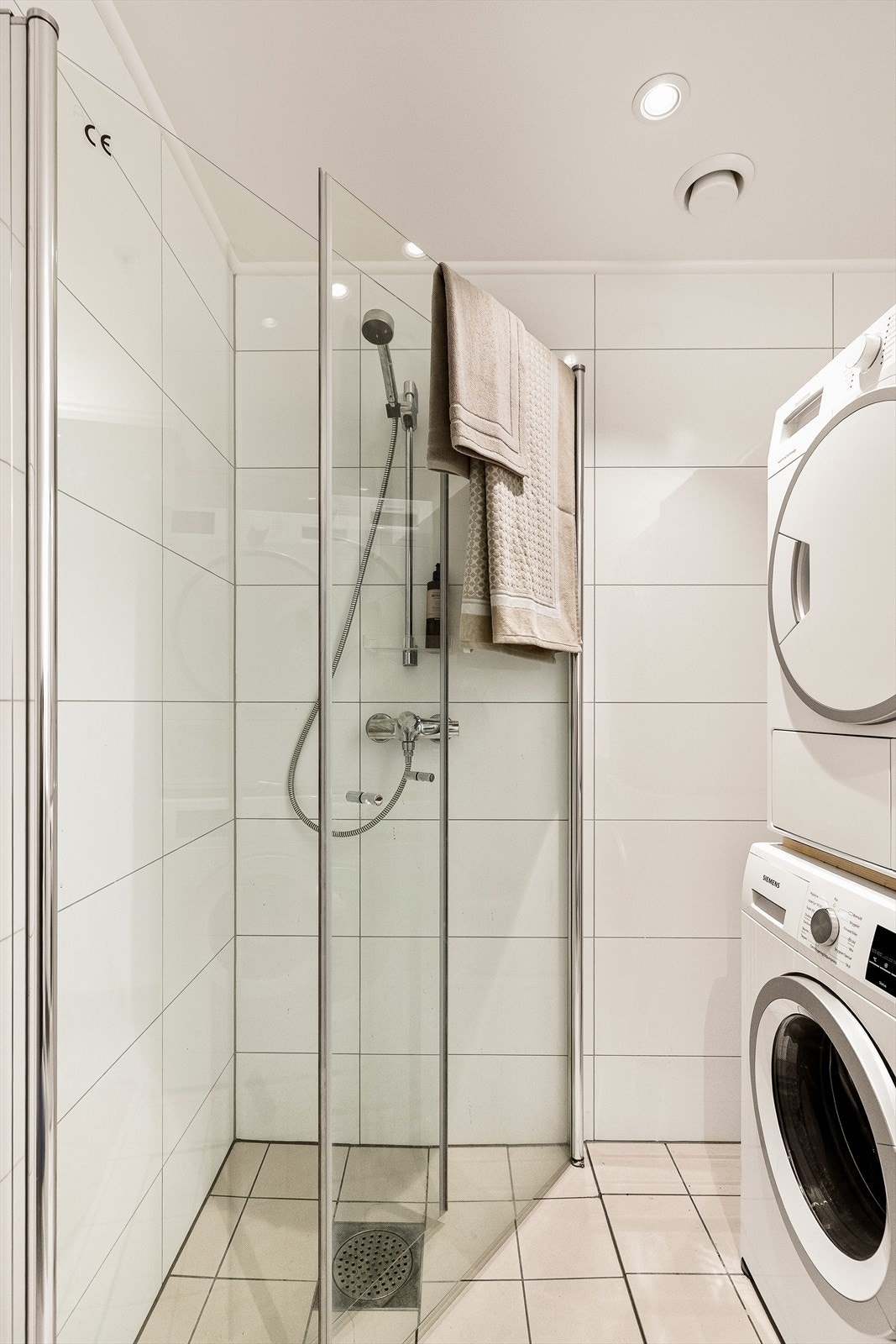 Gulvvarme og fliser på gulv Galleribilde