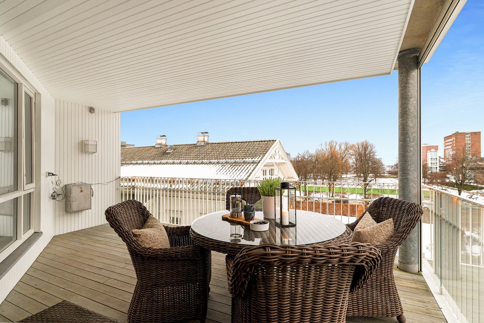 Stor, overbygd og skjermet veranda mot syd/vest. Integrert gasspeis i stue og skap på balkongen til utegrill. Montert Zip Screen el rullegardin m/fjernkontroll mot vest. Galleribilde