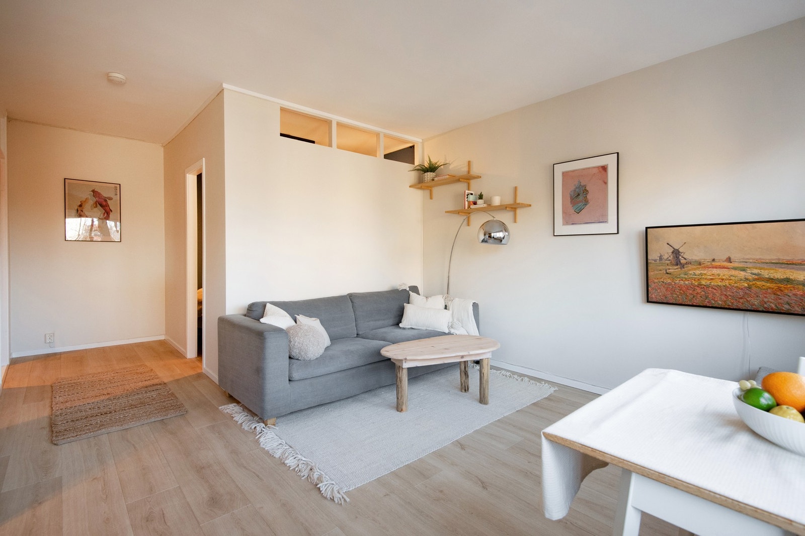 Legg merke til lysspalte til sovalkove - dette gjør rommet godt anvendelig som soverom. Galleribilde