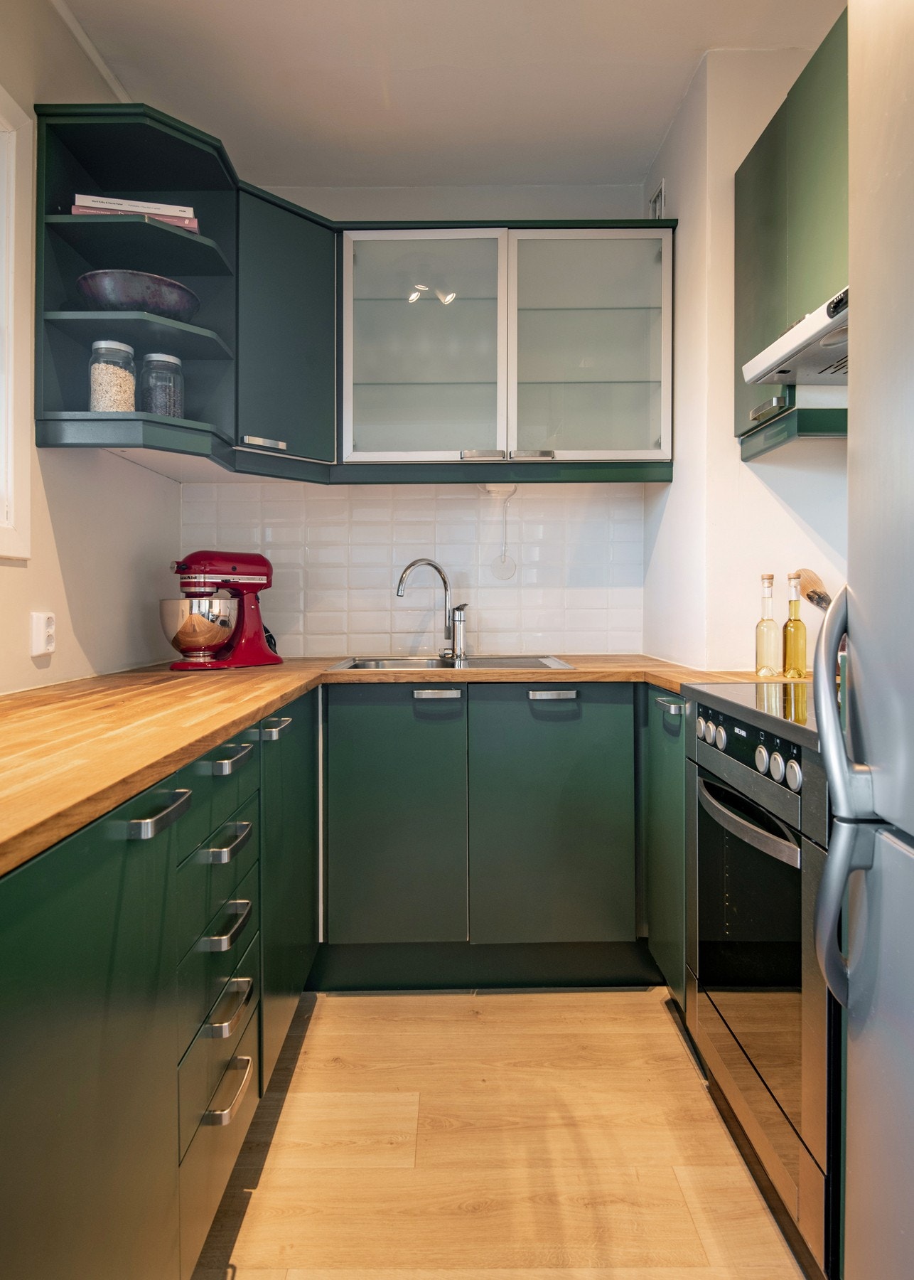 Stilfullt kjøkken med heltre benkeplate, ny kum og blandebatteri, integrert oppvaskmaskin (2023) og moderne fliser. Nymalte fronter og vegger gir et lyst og innbydende rom som kombinerer funksjonalitet og design Galleribilde