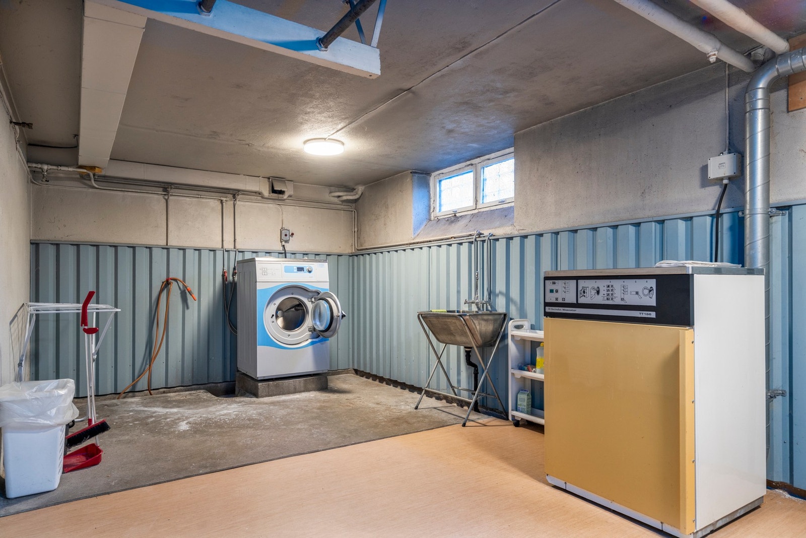 Fellesvaskeriet er lett tilgjengelig 1 etasje ned. Vaskeriet er dekket av felleskostnadene. En må stå for vaskemiddel selv. Galleribilde