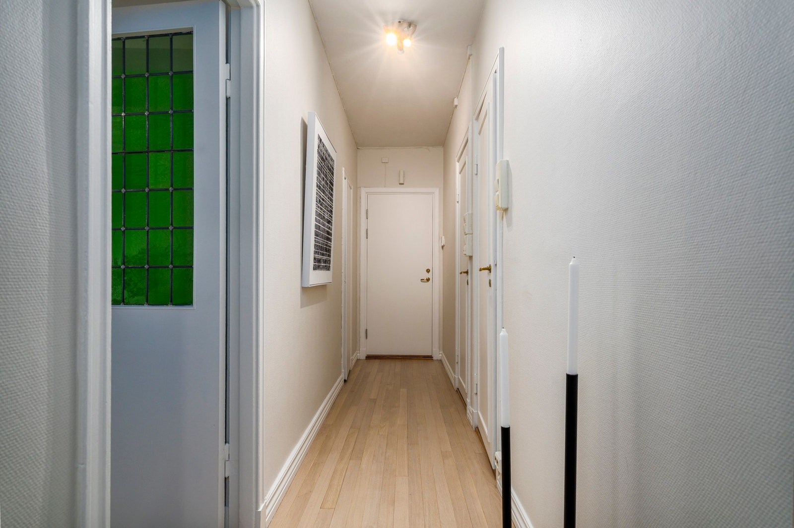 Entré med praktisk innvendig bod på venstre side, ideell for oppbevaring av ytterklær og sko. Dørcalling gjør det enkelt å ta imot besøkende. Galleribilde