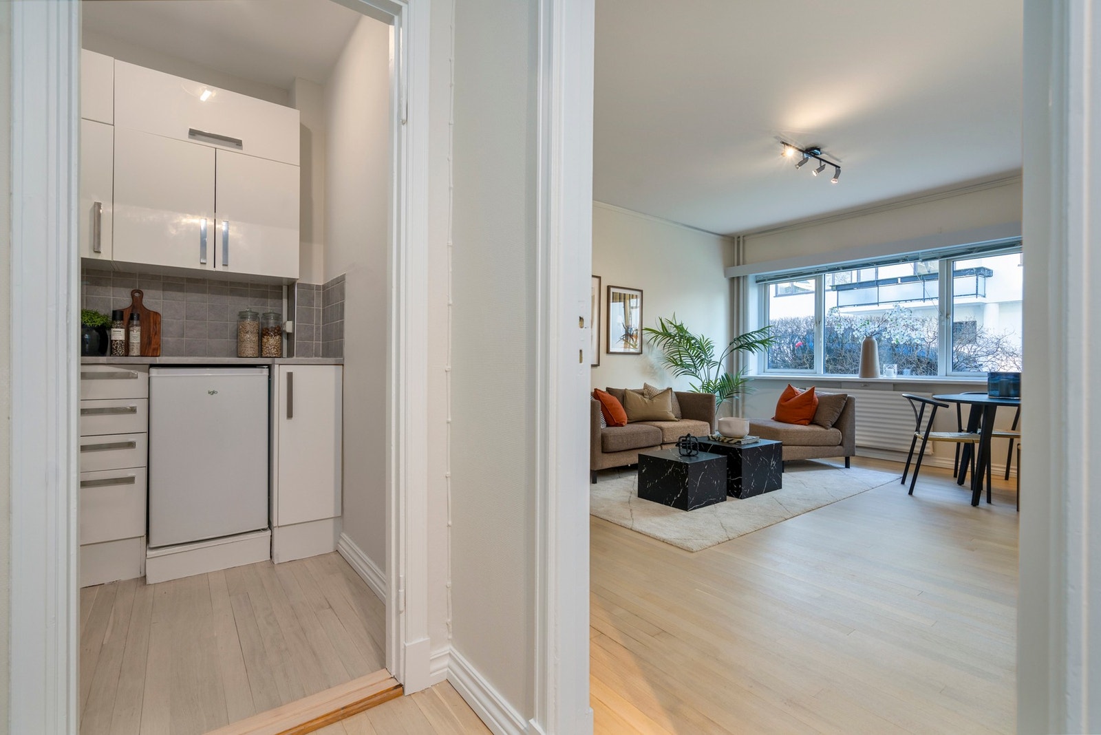 Fellesutgifter på kr 2 999,- per måned inkluderer fyring og varmtvann (El-kjele og biodiesel), bredbånd, felles forsikring av bygget, trappevask, vaktmester og forretnings- og regnskapsførsel. Galleribilde