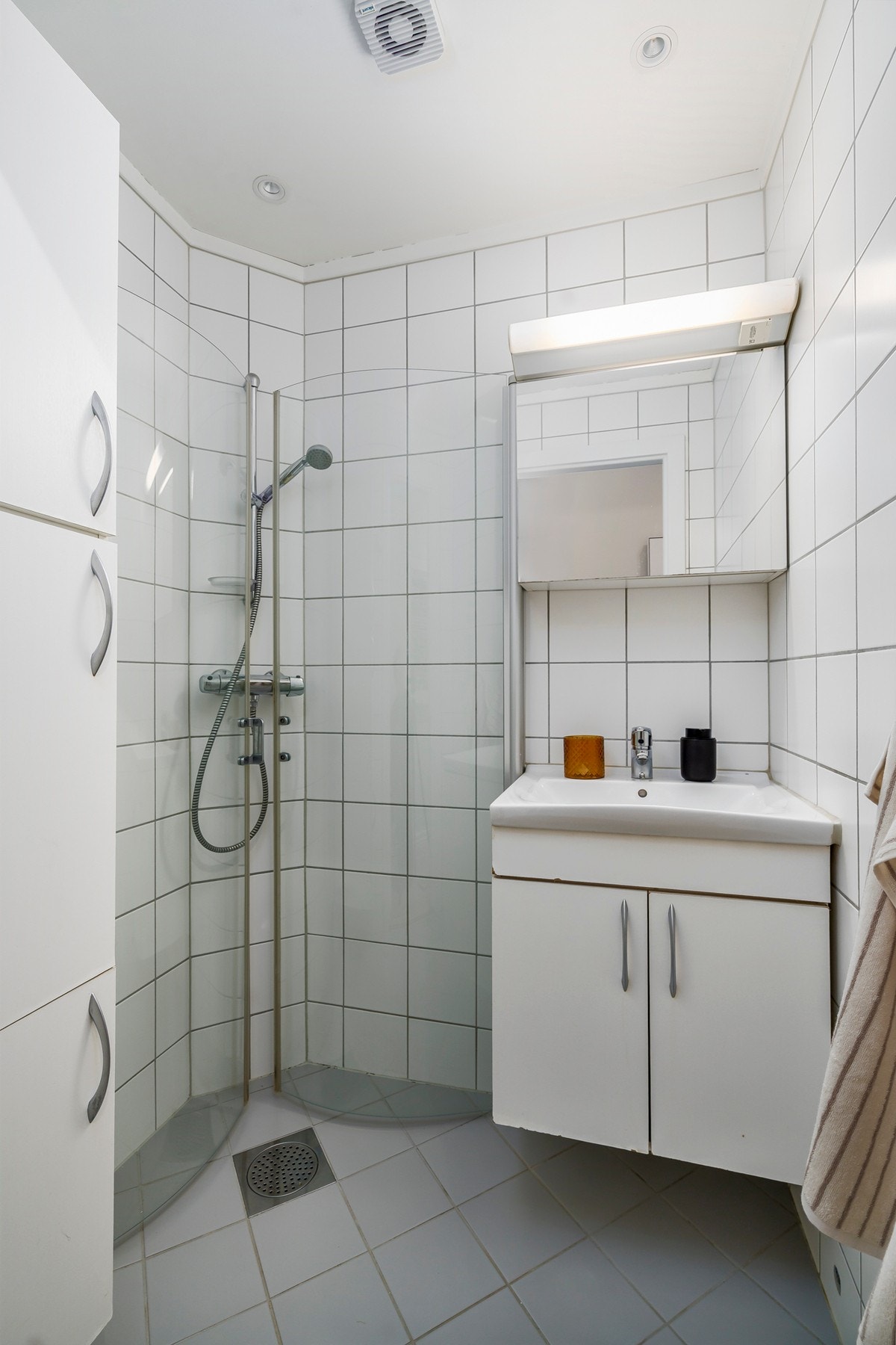 Flislagt bad med elektriske varmekabler. Rommet er innredet med servantmøbel og dusjhjørne med dusjvegger, samt ventilasjon via elektrisk vifte. Sameiet har fellesvaskeri i kjeller. Galleribilde