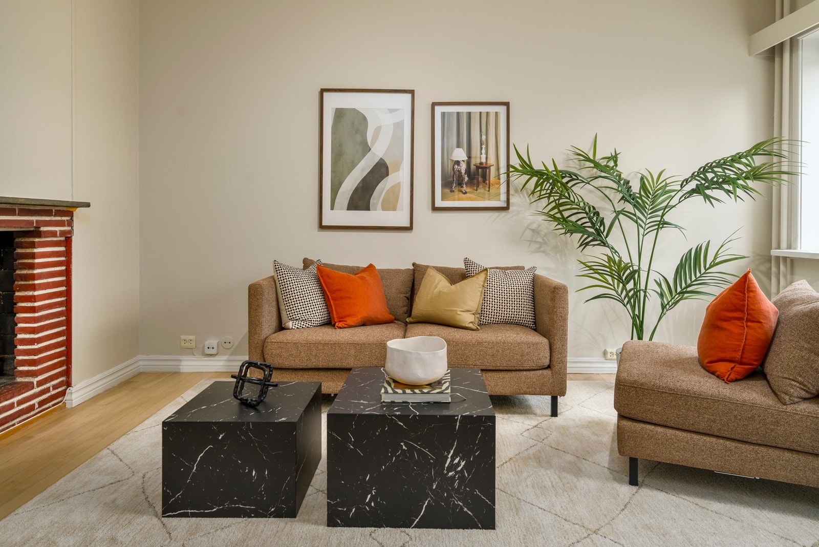 Lyst og trivelig oppholdsrom som enkelt rommer både sofagruppe og spiseplass. Galleribilde