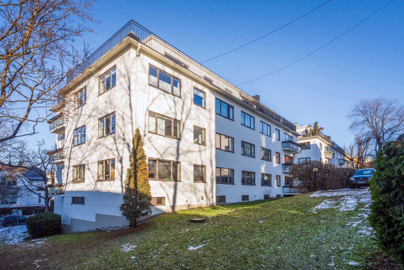 Hyggelig grøntareal rundt sameiet Galleribilde