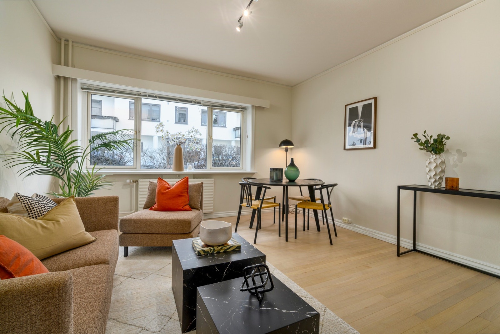 Leiligheten har vannbåren varme fra fjernvarmeanlegg til radiatoroppvarming. Galleribilde