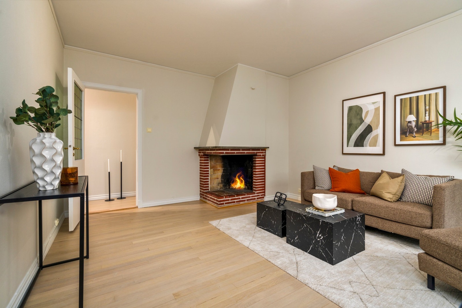 Med store vinduer og peis i stuen får boligen både luft og karakter - en sjelden kombinasjon i 1-romssegmentet. Galleribilde