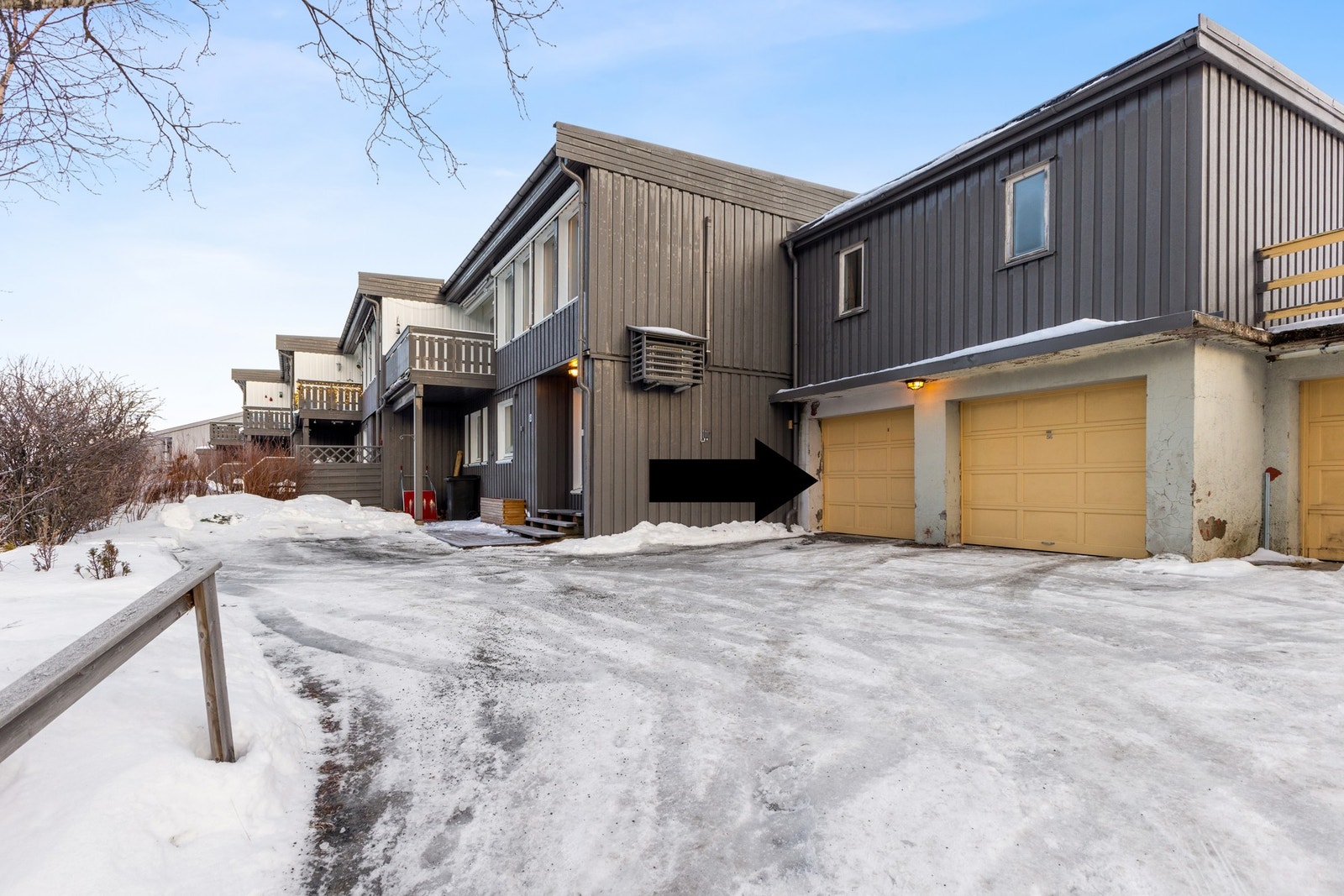 Parkering utenfor inngangspartiet og i garasje rett ved ytterdøren. Galleribilde