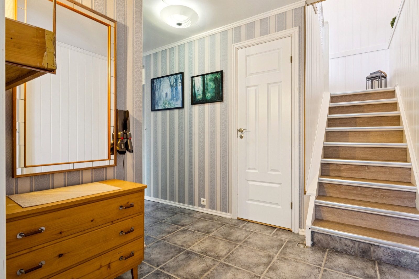 Som oppvarming er det varme i gulv, vedovn både oppe- og nede, samt en luft-til-luft varmepumpe. Galleribilde