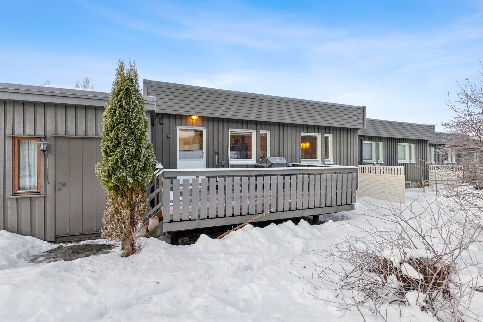 Godt med uteplasser og adkomst til bod over garasje fra baksiden. Galleribilde