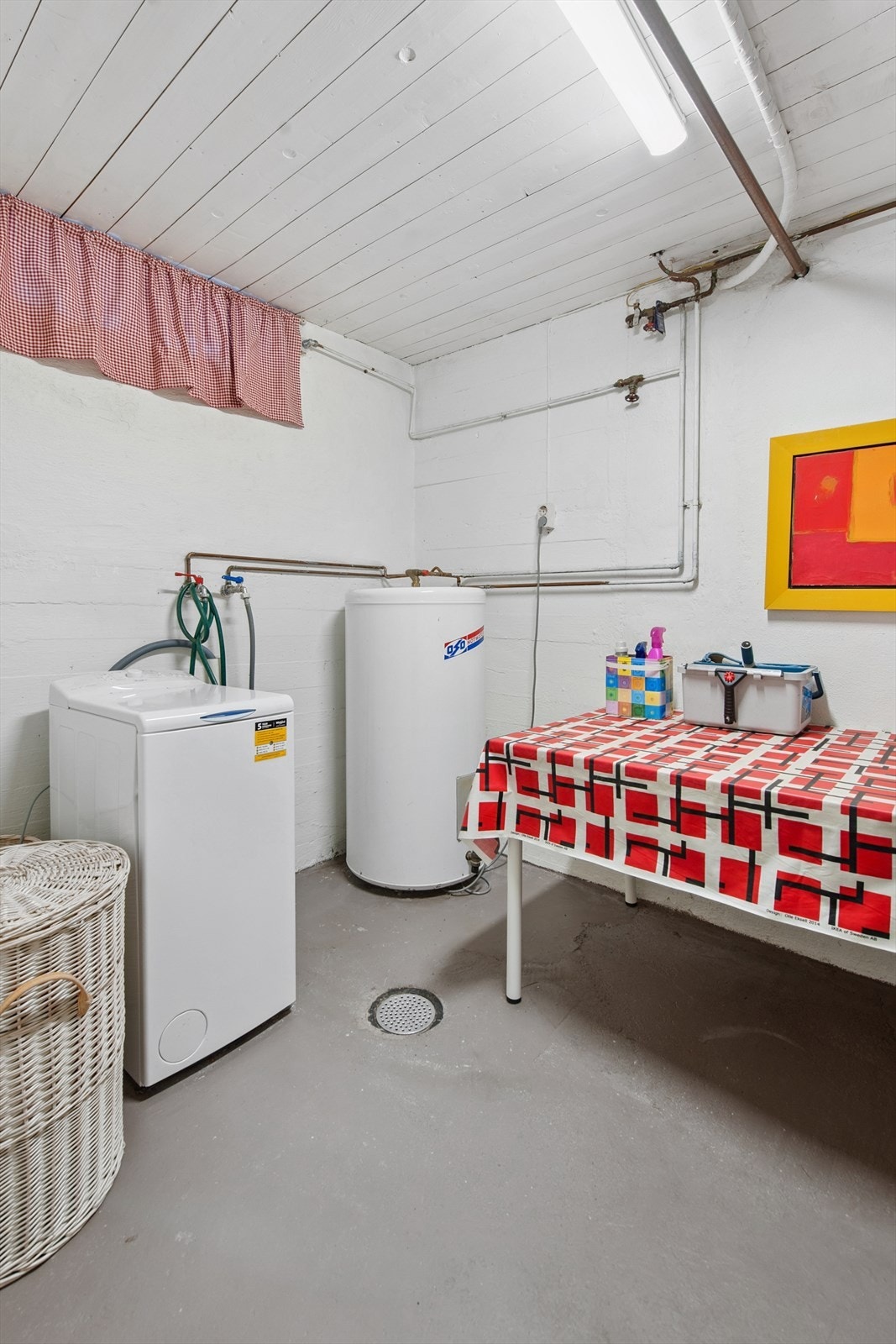 Vaskerommet har opplegg for vaskemaskin og god plass til tørkestativ og oppbevaring. Galleribilde